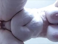 سبزه با شورت بهترین فیلم سکسی جهان با یک مرد روی تخت fucks