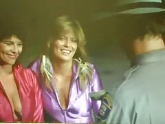 Blondie هاردکور بهترین سکس جهان با یک مرد سیاه پوست در اتاق نشیمن fucks