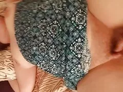 بور جوان دیوانه بهترین سکس های دنیا بزرگی را با دست و پا در اتاق تکان می دهد