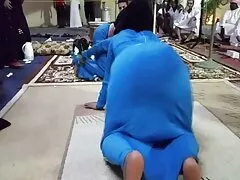پیرمرد ریش دار اولیویا نیس جوان را در دهان و واژن خود دارد بهترین سکس جهان