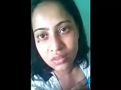 پسر با تی شرت آبی ، بلوند را در دهانش عمیق می زند بهترینسکس جهان و او در حال ریزش است