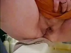 دختر روسی با جوراب شلواری سیاه ، گربه ای بهترین سایتهای سکسی جهان را که روی کاناپه خوابیده است ، خودارضایی می کند