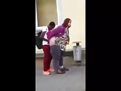 بور جوان با یک الاغ آبدار با شورت روی تخت بهترین فیلم سکسی جهان استراحت کرده است